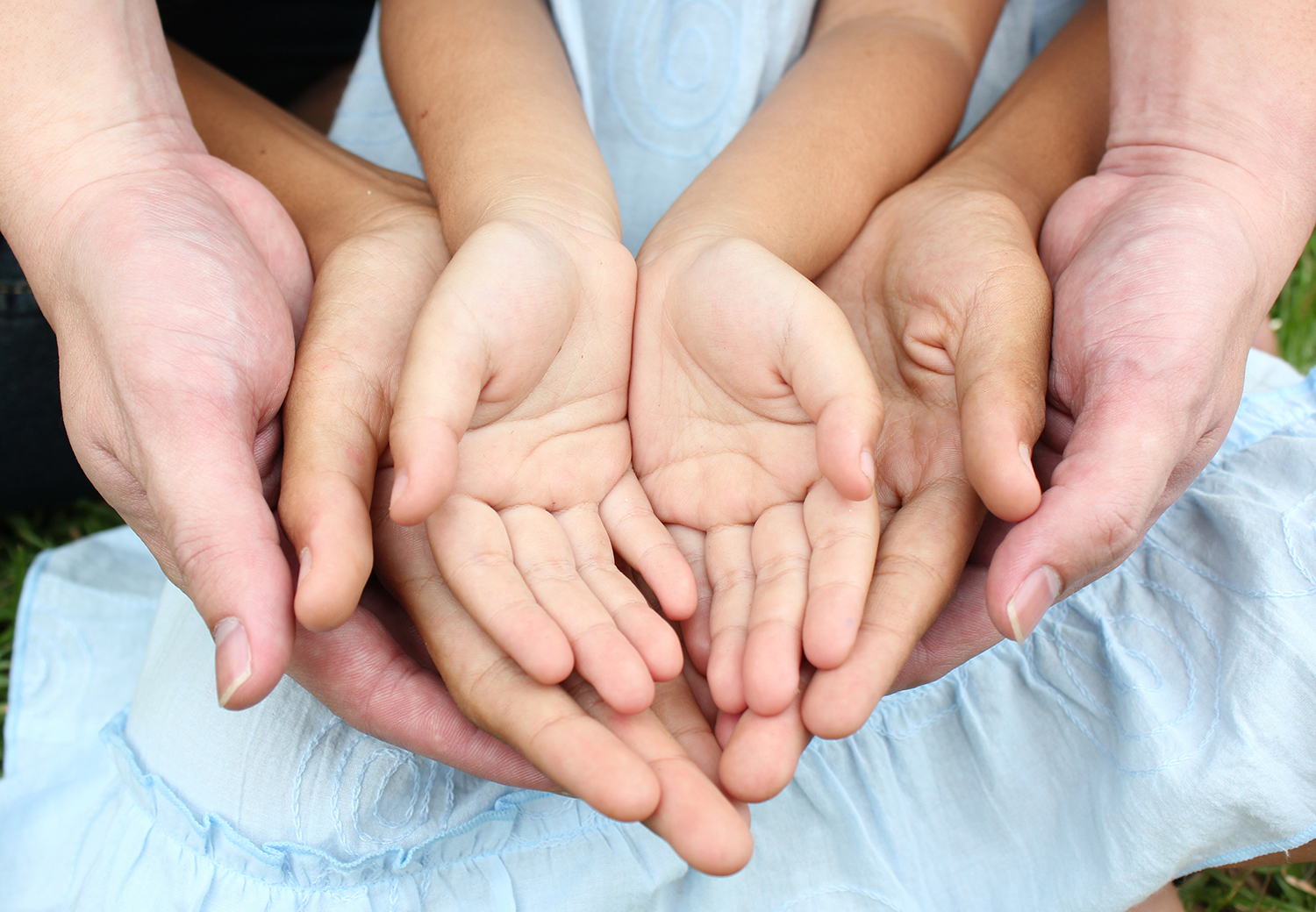 Социальное родительство. Поддержка семьи. Семья руки. Руки родителей и детей. Родители и дети.